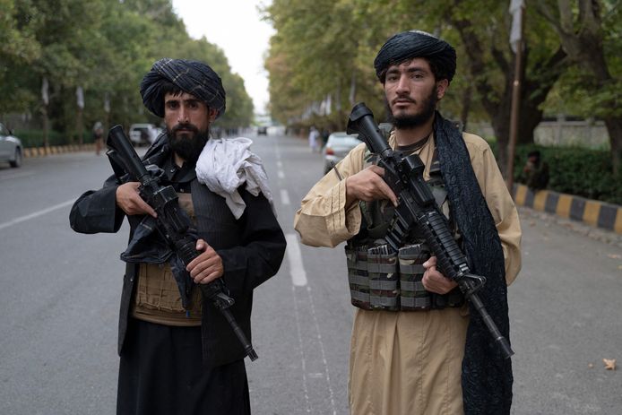 Twee talibanstrijders in de Afghaanse hoofdstad Kaboel (13/08/2022).