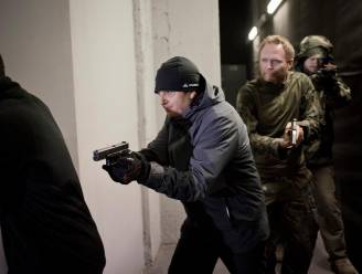 Deze mensen trainen in een Poolse fabriek, voor als de jihadisten komen