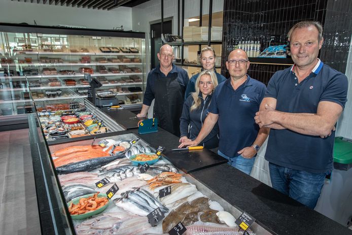 Leon Marijnesen, Nelline Goedegebure, Tessa Boone, Marnix Boone en Peter Goedegebure in de nieuwe winkel, waar het aanbod van verse vis een prominente plek heeft gekregen.