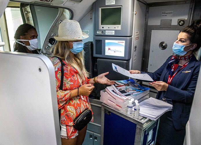 Passagiers stappen aan boord van een vliegtuig van Corendon naar Bulgarije, afgelopen vrijdag.