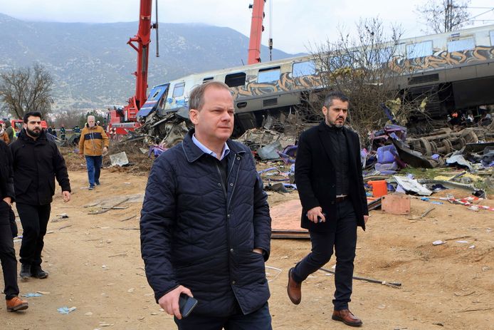 Aftredend minister van Verkeer Kostas Karamanlis bezocht de plek waar het ongeval plaatsvond.