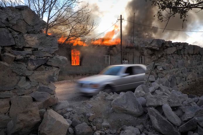 Heel wat Armeniërs staken hun eigen huis in brand omdat ze hun bezit niet wilden afstaan aan de Azeri's.