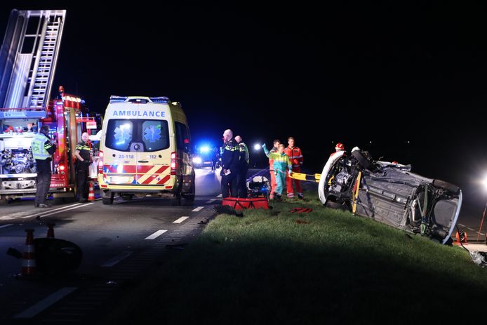 Een van de betrokken auto's kwam op de zijkant in de berm terecht.