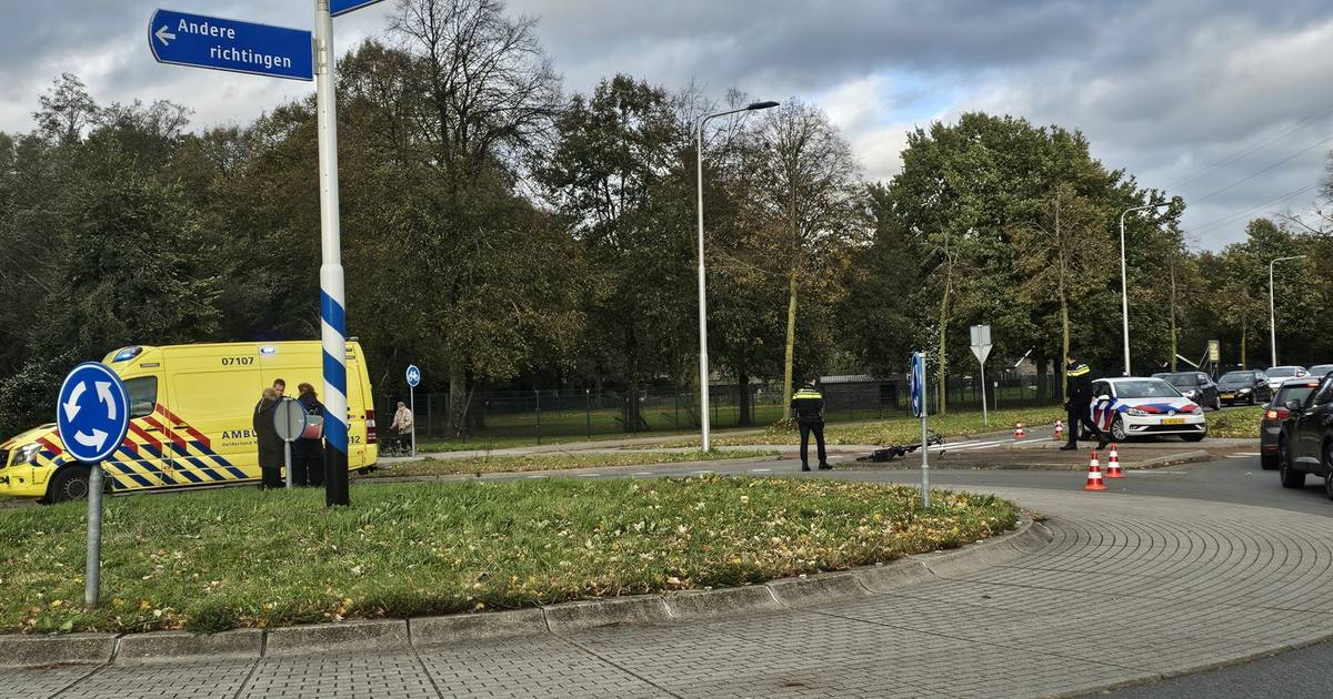 Fietser ernstig gewond bij aanrijding op rotonde in Ede.