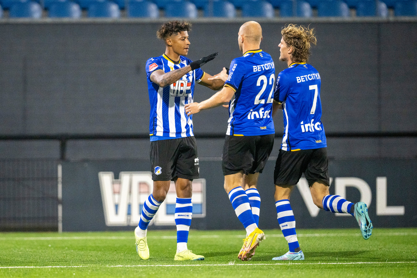Charles-Andreas Brym viert zijn razendsnelle 1-0 met FC Eindhoven-collega's.