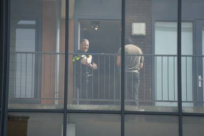 Inval bij appartement in Rijen, agenten met kogelwerende vesten en bivakmutsen doen onderzoek