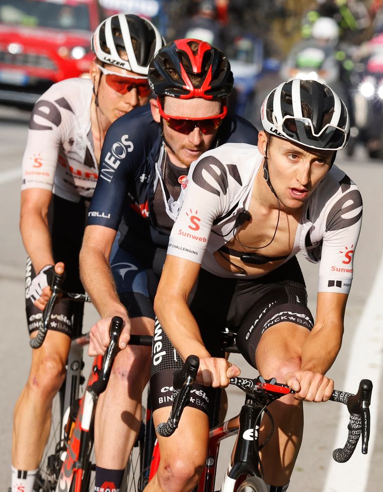 Wilco Kelderman (l) gaat met de Brit Tao Geoghegan Hart (m) en de Australiër Jai Hindley (r) uitmaken wie de Giro wint. Beeld AFP