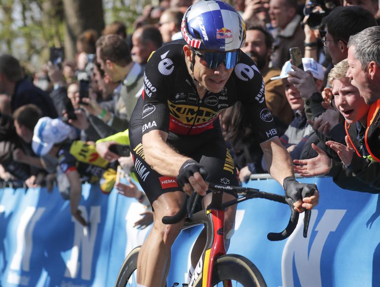 Wout van Aert op de Kemmelberg tijdens Gent-Wevelgem. Haalt hij Parijs-Roubaix? Beeld Photo News