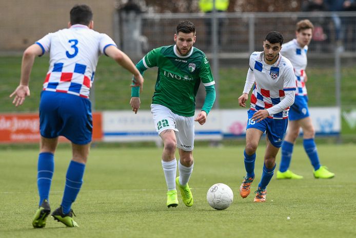 Mika Ahrens, hier nog in actie voor VVOG, heeft het goed naar zijn zin bij Sparta Nijkerk, maar hoopt wel meer aan voetballen toe te komen.