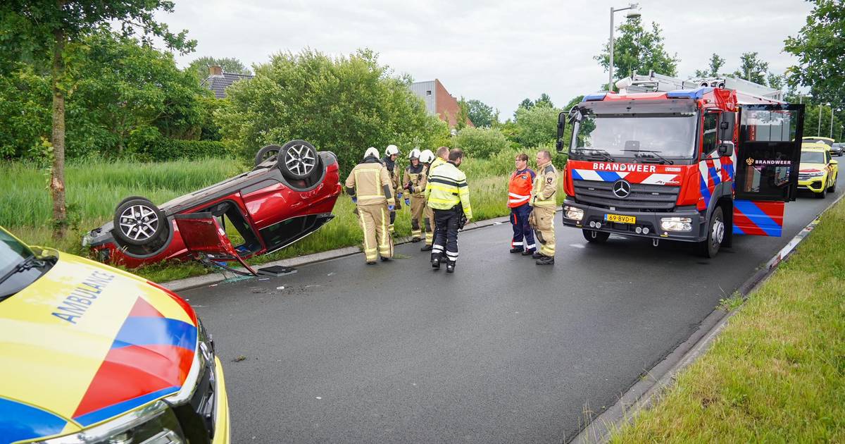 Auto op zijn kop bij eenzijdig ongeval op de De Grasjuffer in Eelderwolde
