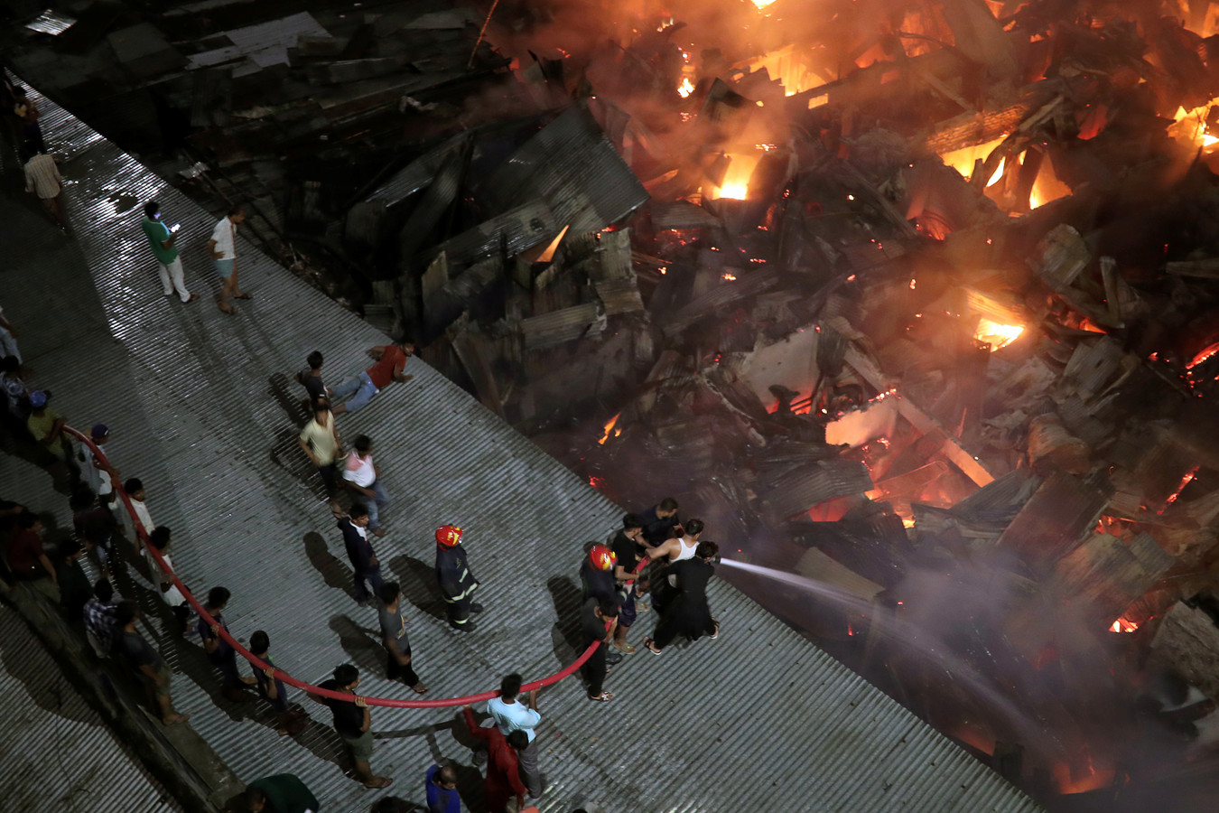 Fire swept through a furniture warehouse. Бангладеш пожар. Пожар в трущобах. Пожар в Дакке. 15 Тысяч человек фото.