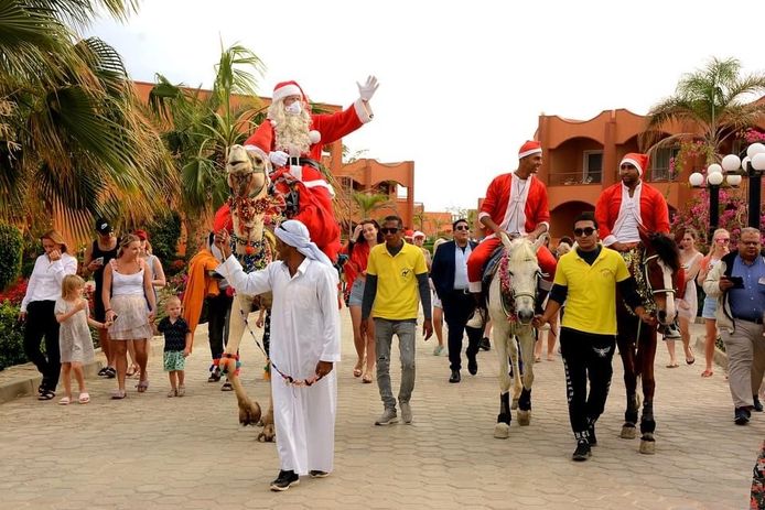 Koen Hallaert als kerstman in Egypte