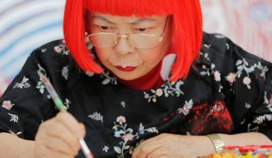Kunstenaar Yayoi Kusama (97) overleden: achter de vrolijke stippen zat een leven vol hallucinaties en wanhoop
