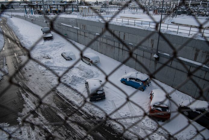 Verlaten auto's op de snelweg na de sneeuwstorm in Athene gisteren.