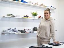 Kelly Leroy (33) opent winkel met gepersonaliseerde sneakers: “Ik ben blij dat ik mijn droom kon waarmaken”