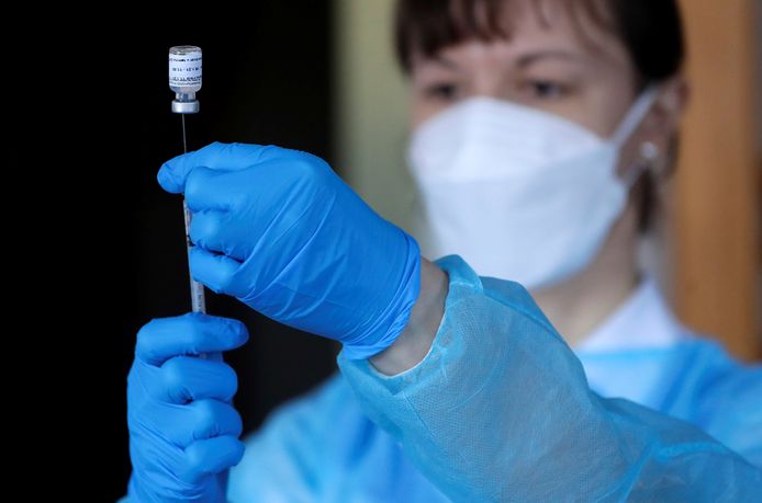 Een lid van een mobiel Tsjechisch vaccinatieteam maakt zich klaar om iemand te vaccineren in een rusthuis. Ter illustratie.