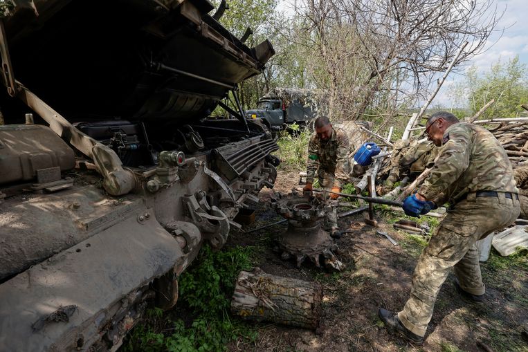 Russische militairen repareren een tank nabij Charkov. Aan Oekraïense zijde zijn er in totaal een kleine duizend stuks materieel vernietigd.  Beeld REUTERS