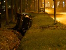 Auto slaat over de kop in Enschede, bestuurder komt met de schrik vrij