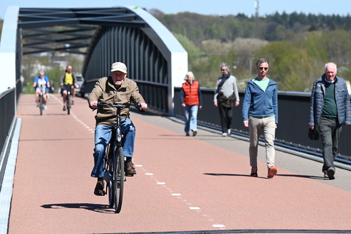 Land van Cuijk wil de komende jaren flink investeren in nieuwe en brede fietspaden. Sinds 2020 ligt er al een nieuwe fietsbrug tussen Katwijk en Mook.