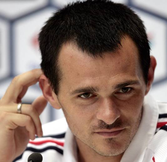(FILES) Picture taken on July 7, 2006 shows French defender Willy Sagnol during a press conference, at the Rattenfanger Halle in Hameln, two days before the World Cup 2006 final football match Italy vs. France. Bayern Munich's French international defender Willy Sagnol is to quit football after failing to recover from an Achilles tendon injury, the German side's president Karl-Heinz Rummenigge has told newspapers edition of January 23, 2009. AFP PHOTO / PASCAL PAVANI;Hameln;GERMANY;DEU - 2874437.JPG