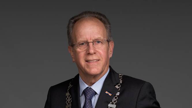 Burgemeester van Heeze-Leende levert na achttien jaar zijn ambtsketen in