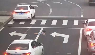 Un enfant tombe par la fenêtre d'une voiture à une intersection