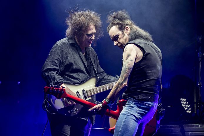 Robert Smith en Simon Gallup (rechts).