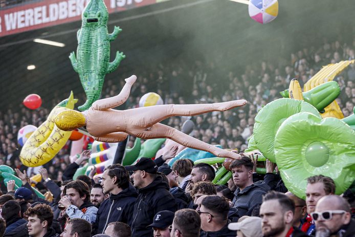 Misbruik Teleurstelling sirene Feyenoord-publiek vermaakt zich met opblaasvoorwerpen op de tribune |  Nederlands voetbal | AD.nl