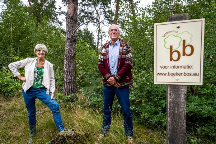 Barbara van Eeckhoutte en Joost van Beek bij het Beekenbos in Budel.