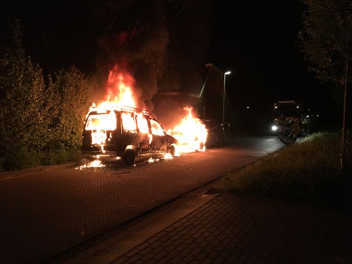 Het vuur verwoestte aan de Stittelerweg twee voertuigen.