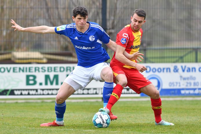 Enric Llansana kwam dinsdag in actie tegen de beloften van Schalke 04.