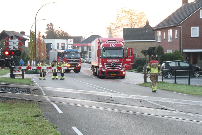 De vrachtwagenchauffeur kwam in Wierden zondag in botsing met een trein, omdat hij langs de dichte slagbomen slalomde.