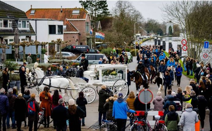 Honderden mensen stonden zaterdag langs de weg om Esmee de laatste eer te bewijzen.