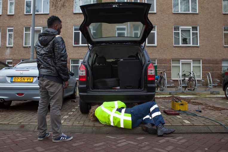 Hélène Mourik voert ook kleine reparaties uit, zoals een wiel verwisselen of een uitlaat vastzetten Beeld Julie Hrudova