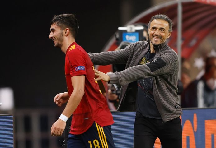 Luis Enrique met Ferran Torres.