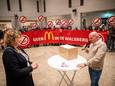 Maarten van Ooij van de Walsbergse dorpsraad overhandigt een petitie tegen McDonald's aan burgemeester Greet Buter.