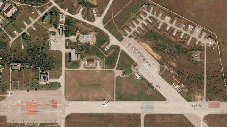 Deze en andere satellietbeelden van enkele uren voor de ontploffingen tonen tientallen Russische gevechtsvliegtuigen en helikopters op de luchtmachtbasis. Beeld Planet Labs