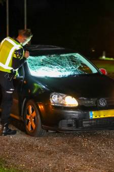 Fietser ernstig gewond na aanrijding in Terschuur: automobilist rijdt meters door met slachtoffer op zijn voorruit