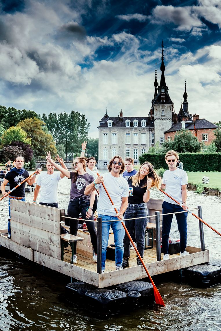 Het publiek bestond uit 36 bootjes – vlotten – met bubbels van acht personen. Beeld © Stefaan Temmerman