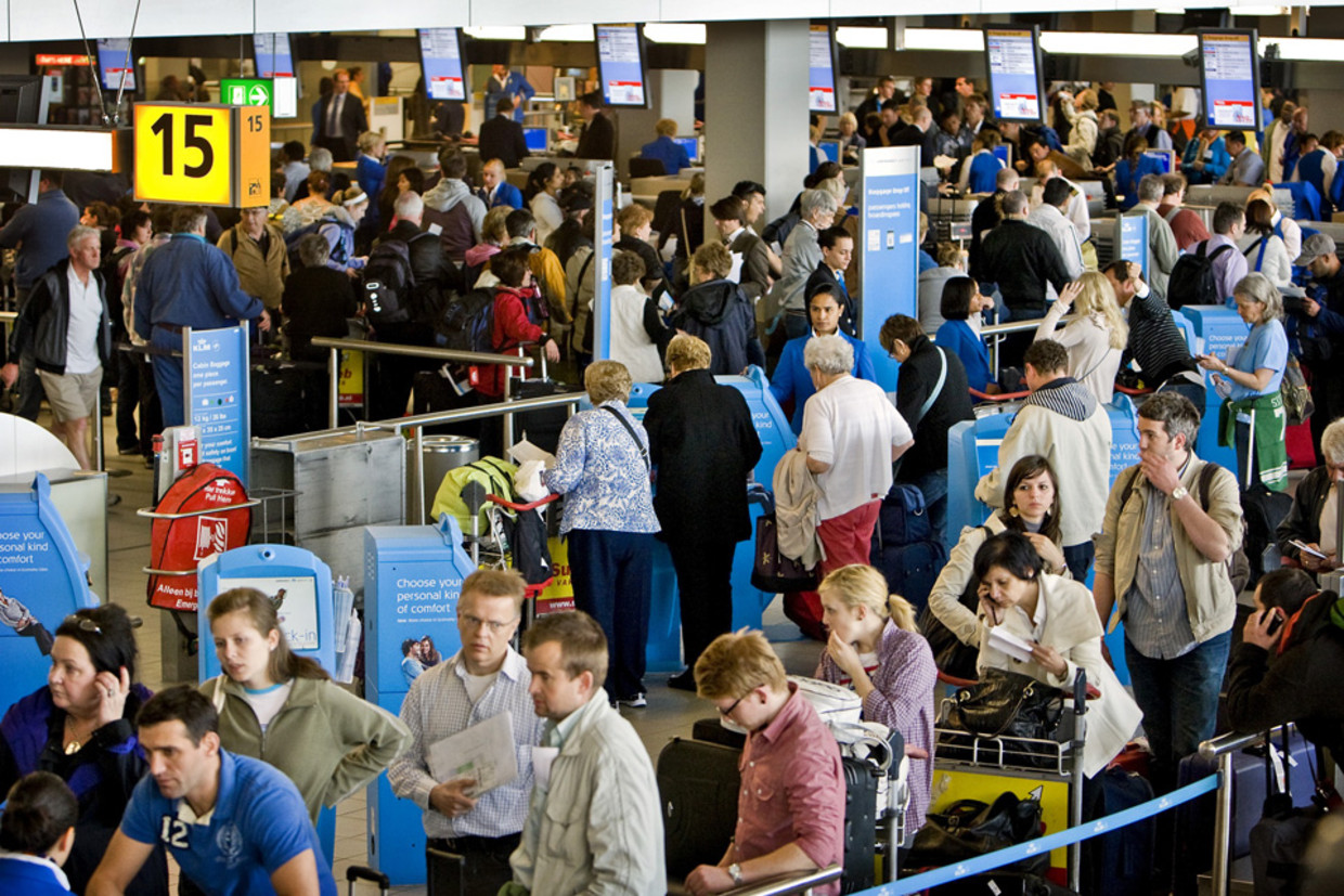 Reizigers bij de incheckbalies op Schiphol. (ANP) Beeld 