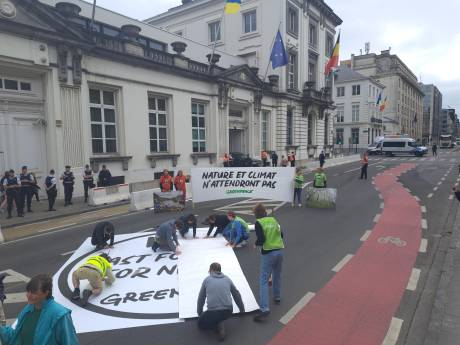 “Le Premier ministre n’a pas compris”: Greenpeace répond à la “pause” climatique d’Alexander De Croo par une action rue de la Loi