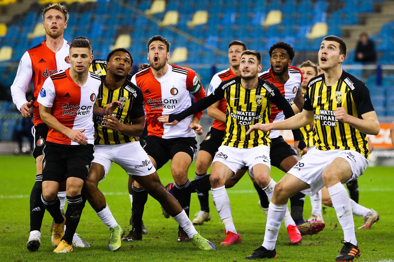 Drukte in het strafschopgebied van Vitesse, bij de topper in GelreDome van dit seizoen. Vitesse strijdt nu in De Kuip met Feyenoord om Europees voetbal.