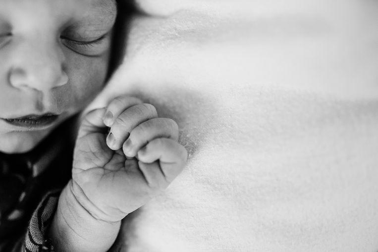 De vzw zet ruim 250 fotografen in die zich kosteloos engageren. Wie een kind verliest tijdens de zwangerschap of bij de geboorte kan een beroep doen op zo’n fotograaf om de laatste momenten met hun kind op beeld vast te leggen. Beeld VZW Boven de Wolken