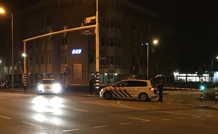 De Explosieven Opruimingsdienst Defensie (EOD) onderzoekt een geparkeerde auto in de Vogelstraat in Den Bosch op de aanwezigheid van explosieven. Dat gebeurde nadat de politie informatie had gekregen dat de man mogelijk explosief materiaal bij zich had.