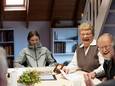 De familie Westerink schenkt de Yad Vashempenning van haar grootouders aan Museum Sjoel Elburg. In het midden Hetty Neijmeijer.