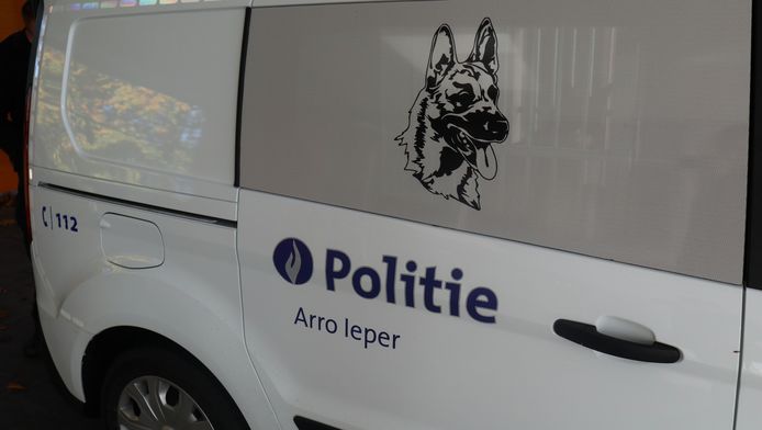 De nieuwe politiewagen voor de hondengeleiders van de politiezone Arro Ieper en Jack en Bolt.