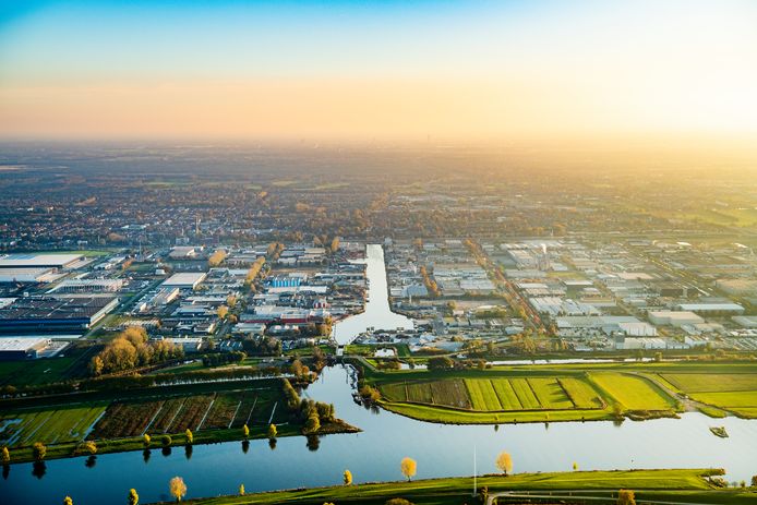 Waalwijk krijgt een nieuwe insteekhaven, maar de aanleg laat lang op zich wachten.