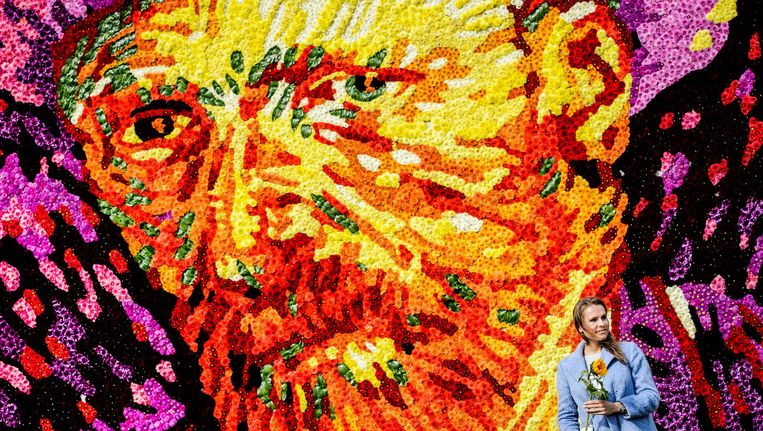 Een tableau met een zelfportret van Vincent van Gogh samengesteld uit 50.000 dahlias op het Museumplein. Beeld anp