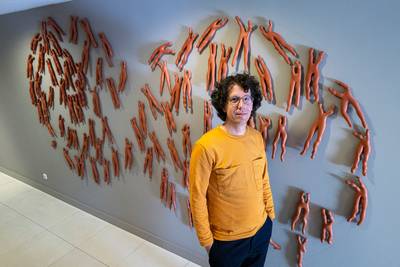 Bijzondere verfspuitkunst bij uitgangen van de lift: ‘Kunst leidt af van reden van bezoek’