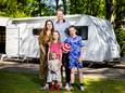 De familie Schuringa voor de caravan, waarmee ze eind deze maand op wereldreis gaan.